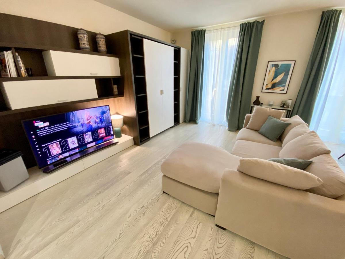 Front Beach Apartments เวียเรจโจ ภายนอก รูปภาพ